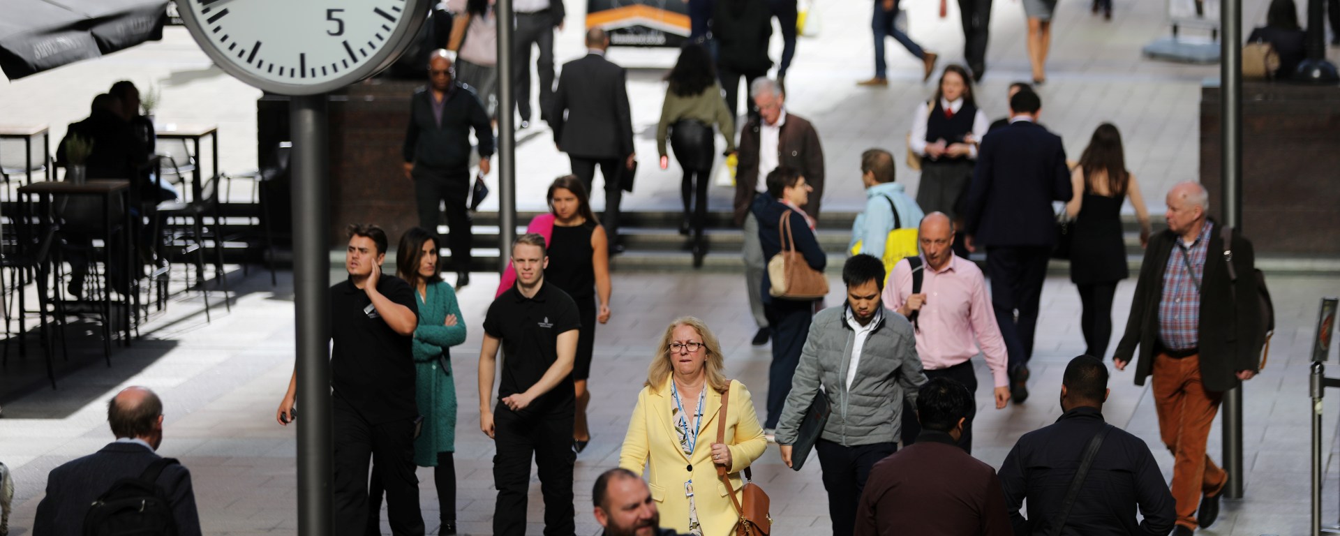 UK wage growth slows amid stalling jobs market