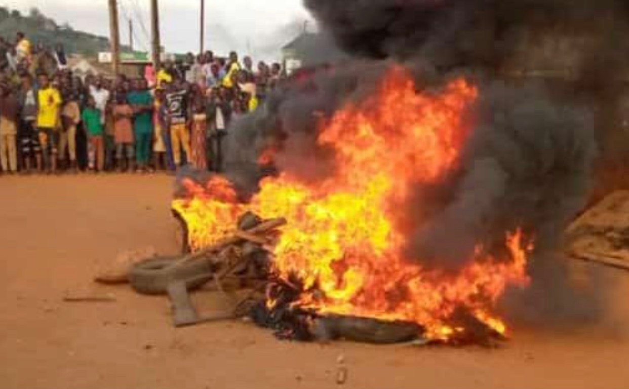 Ibadan mob takes justice into own hands, burns suspected armed robbers