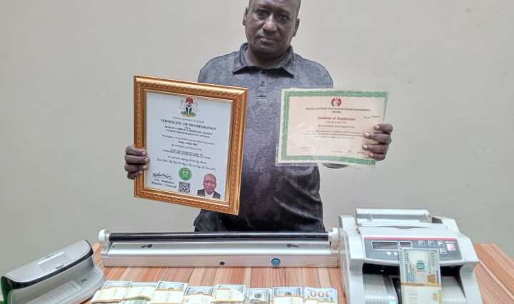 Police arrest suspect with fake $100,000 bills in Abuja raid