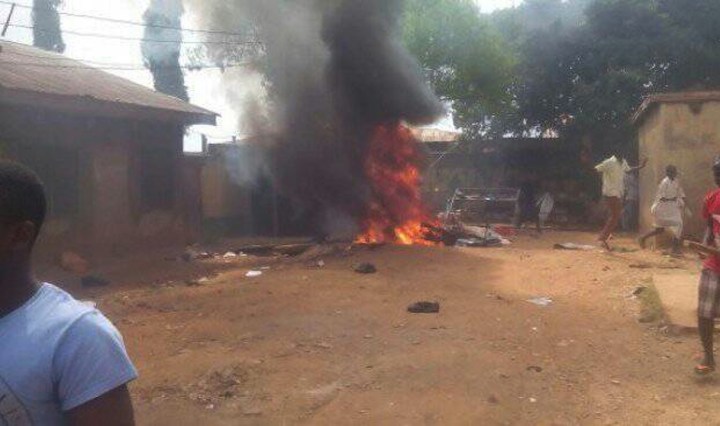 Youths set ablaze police post in Lagos