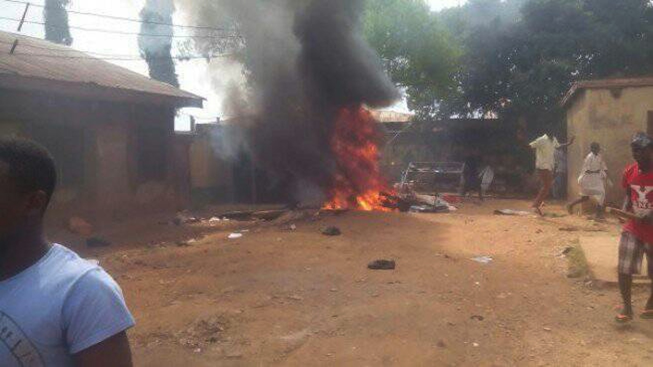 Youths set ablaze police post in Lagos