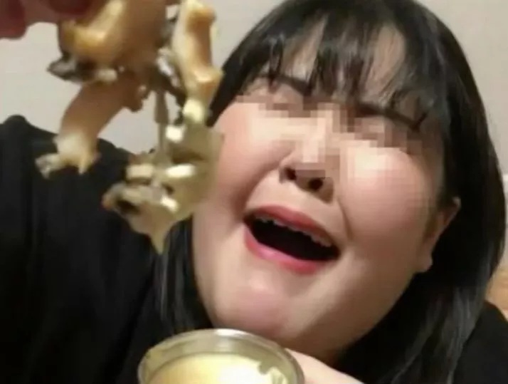 Extreme eater dies while livestreaming herself eating for 10 hours