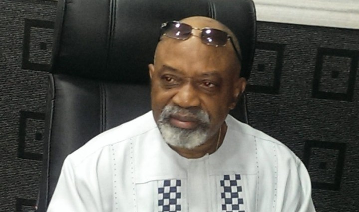 FG pays 40% salary rise arrears to civil servants