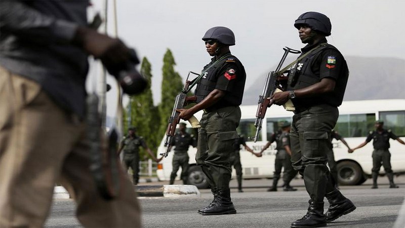 In Kaduna, the police have apprehended Inspector Moses Paul for making an attempt to strangle his fellow officer, Inspector Simnawa Paul, while they were both on duty at the Police Mobile Force base of 62 Squadron Kafanchan on June 16.
