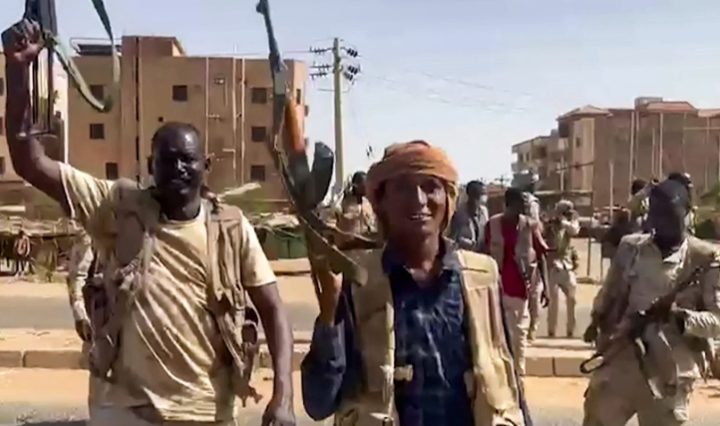 Mass exodus as Sudanese and foreigners attempt to flee ongoing fighting