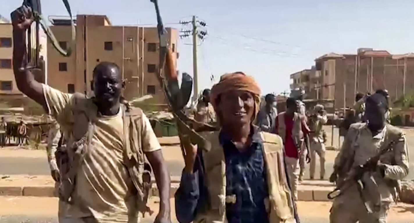 Mass exodus as Sudanese and foreigners attempt to flee ongoing fighting