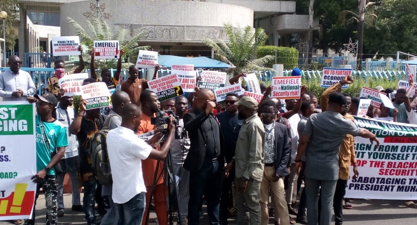 Nigerians demand Governor Emefiele’s arrest and removal in fresh protests at Central Bank headquarters