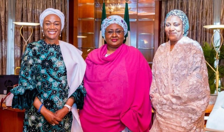 Aisha Buhari hands over office documents to incoming Oluremi Tinubu