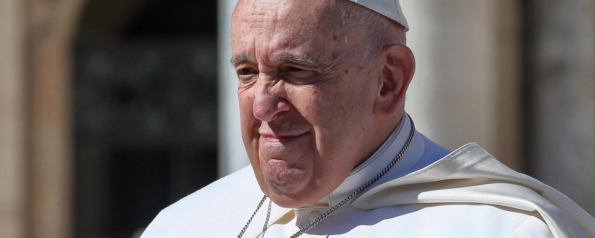 Catholic: Pope Francis defends late pope against "unfounded accusations"