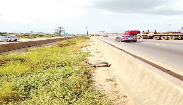 Pedestrians complains about open defecation on Lagos-Ibadan expressway