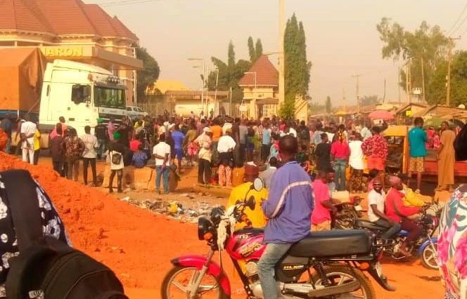 Kaduna residents block BUA truck, loot noodles amid price hike protests