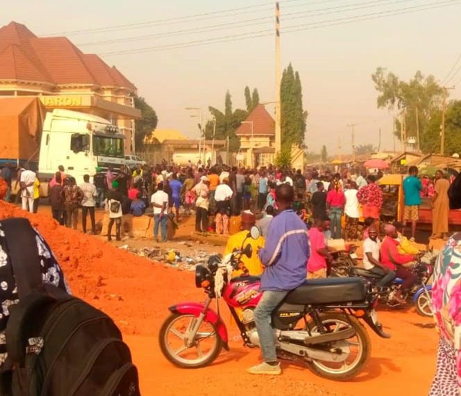 Kaduna residents block BUA truck, loot noodles amid price hike protests