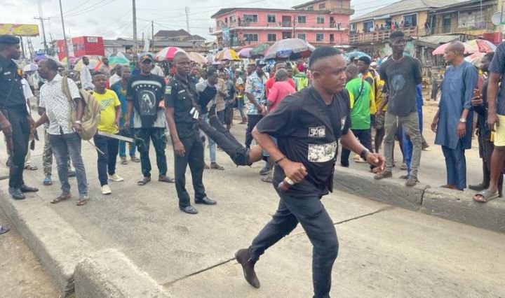 Mob beats Lagos policeman to stupor after alleged push resulting in BRT crash