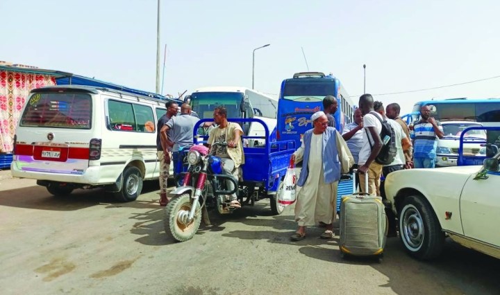 Thousands of Sudanese families Flee fighting, cross into Egypt