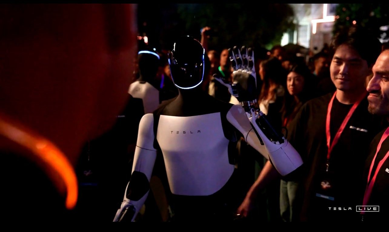 Elon Musk unveils Tesla’s humanoid robot Optimus