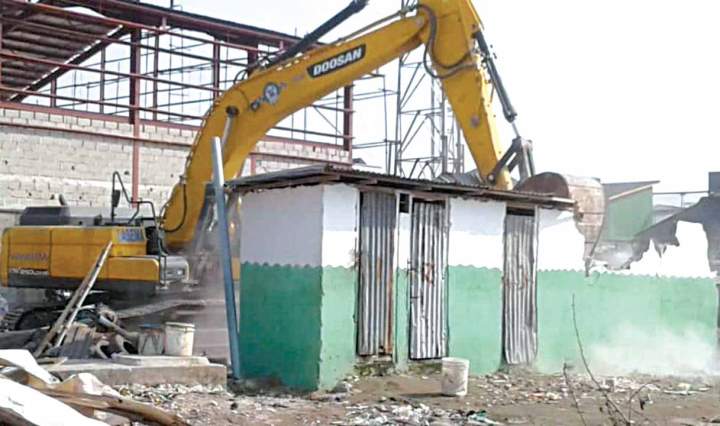 Lagos demolishes illegal buildings and blockages to ease traffic on Lekki coastal road