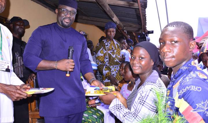 Ondo state lawmaker gifts education materials to 1,000 pupils