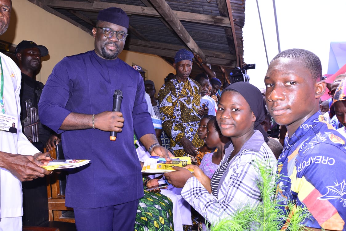 Ondo state lawmaker gifts education materials to 1,000 pupils