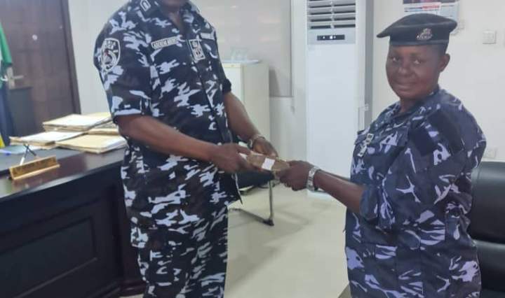 Policewoman rewarded with N250,000 for rejecting bribe on stolen goods case
