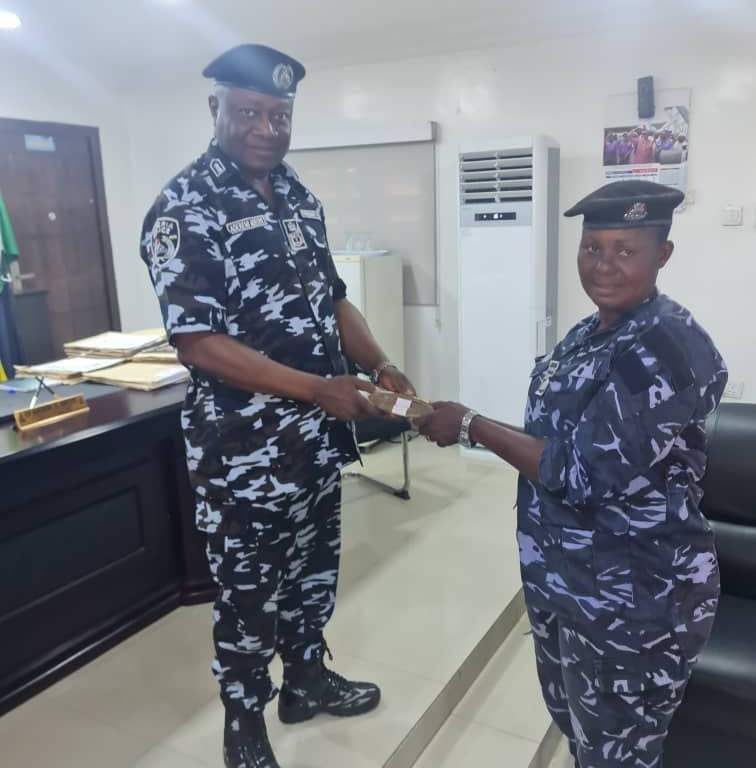 Policewoman rewarded with N250,000 for rejecting bribe on stolen goods case