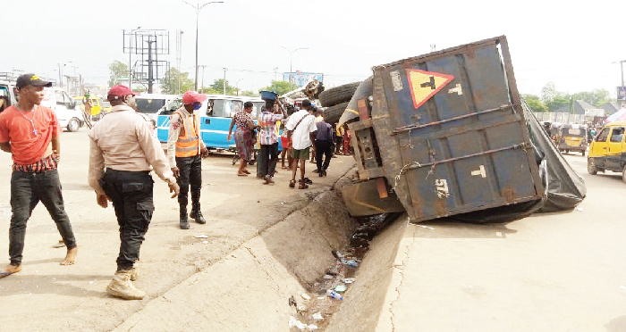 Overturned container truck causes chaos in Anambra state